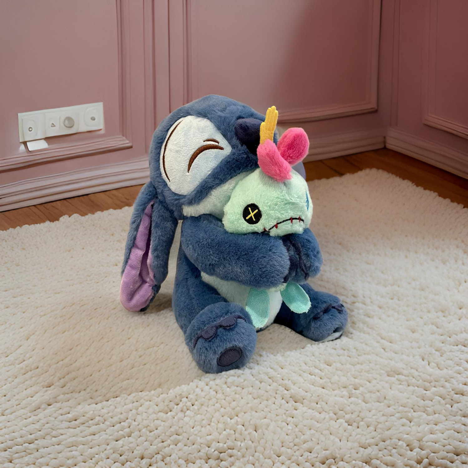 Douceur de peluches / Peluche Disney Stitch enserrant son doudou