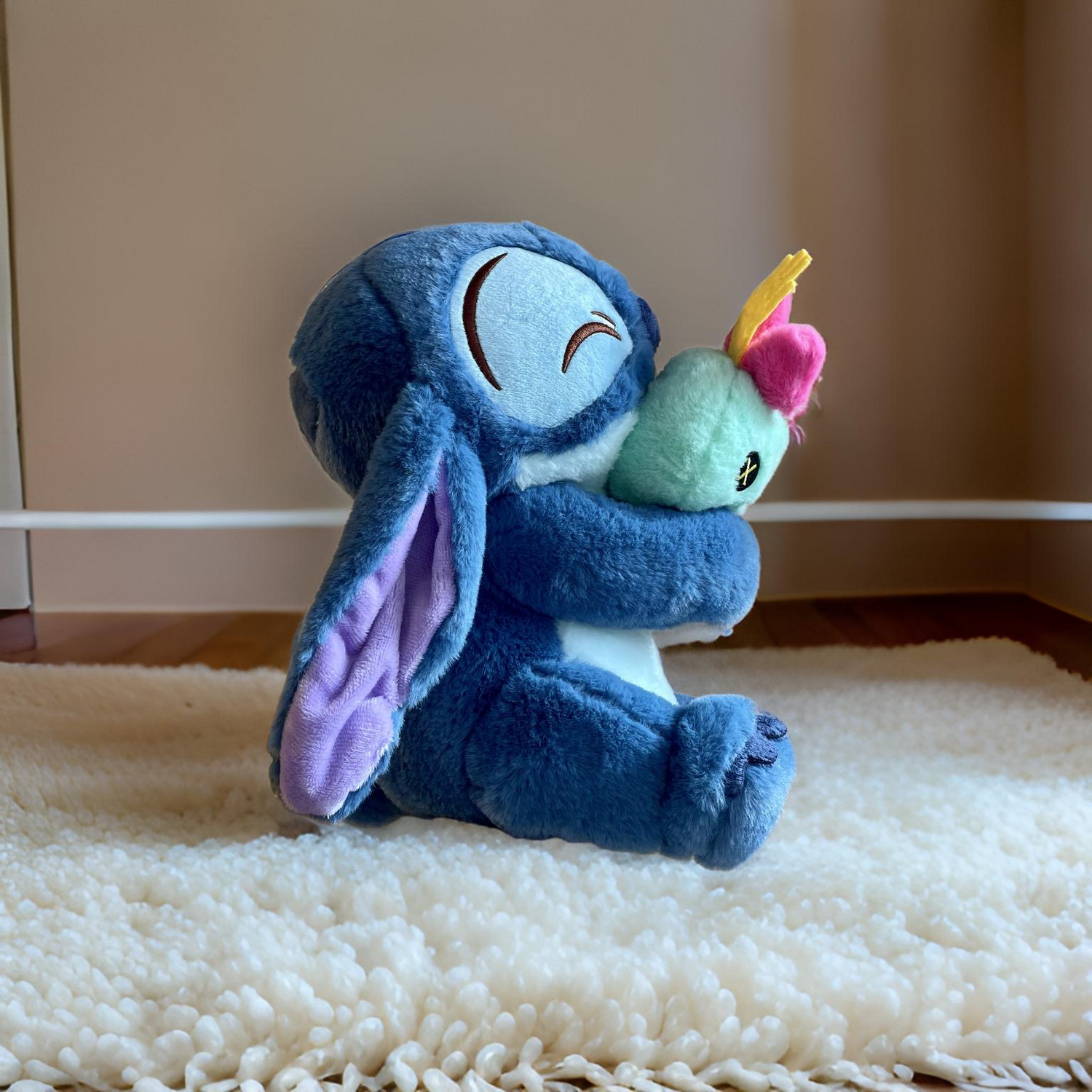 Douceur de peluches / Peluche Disney Stitch enserrant son doudou