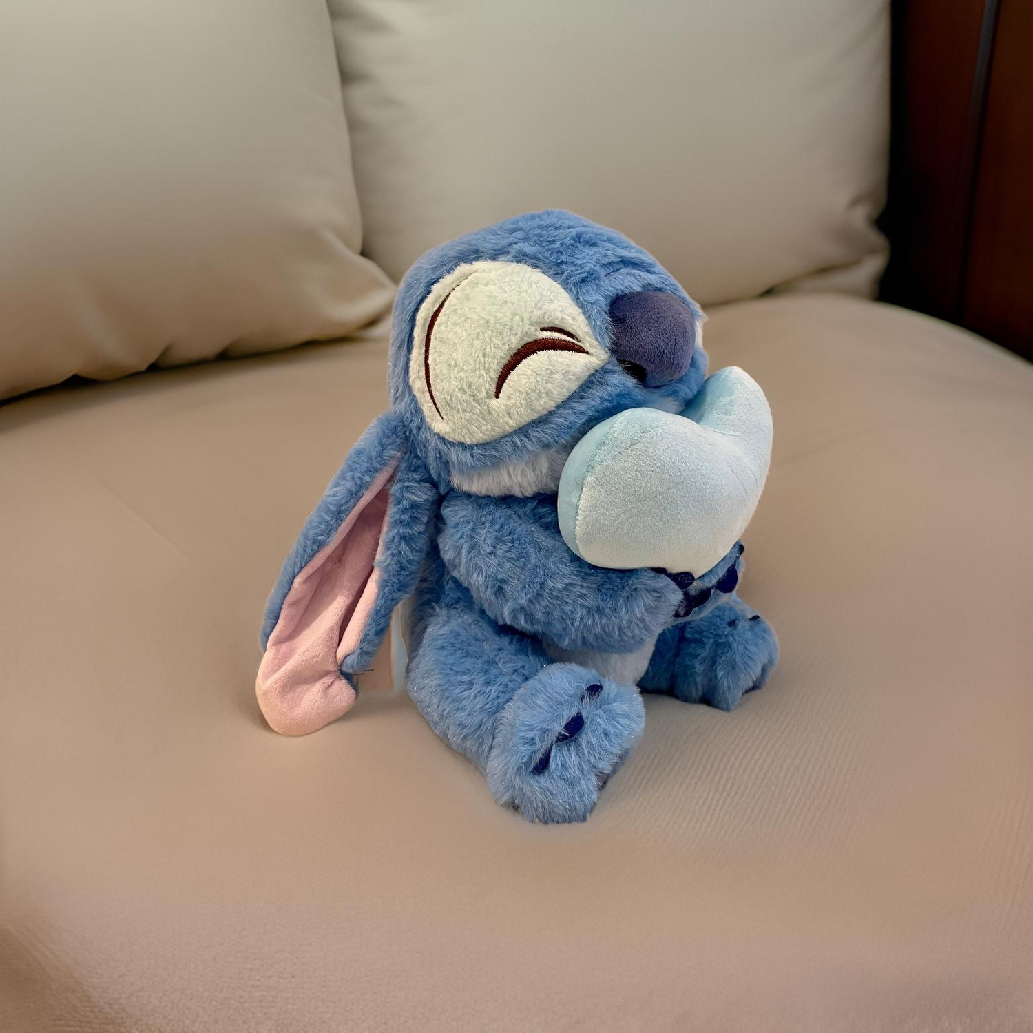 Douceur de peluches / Peluche Disney Stitch enserrant un coeur