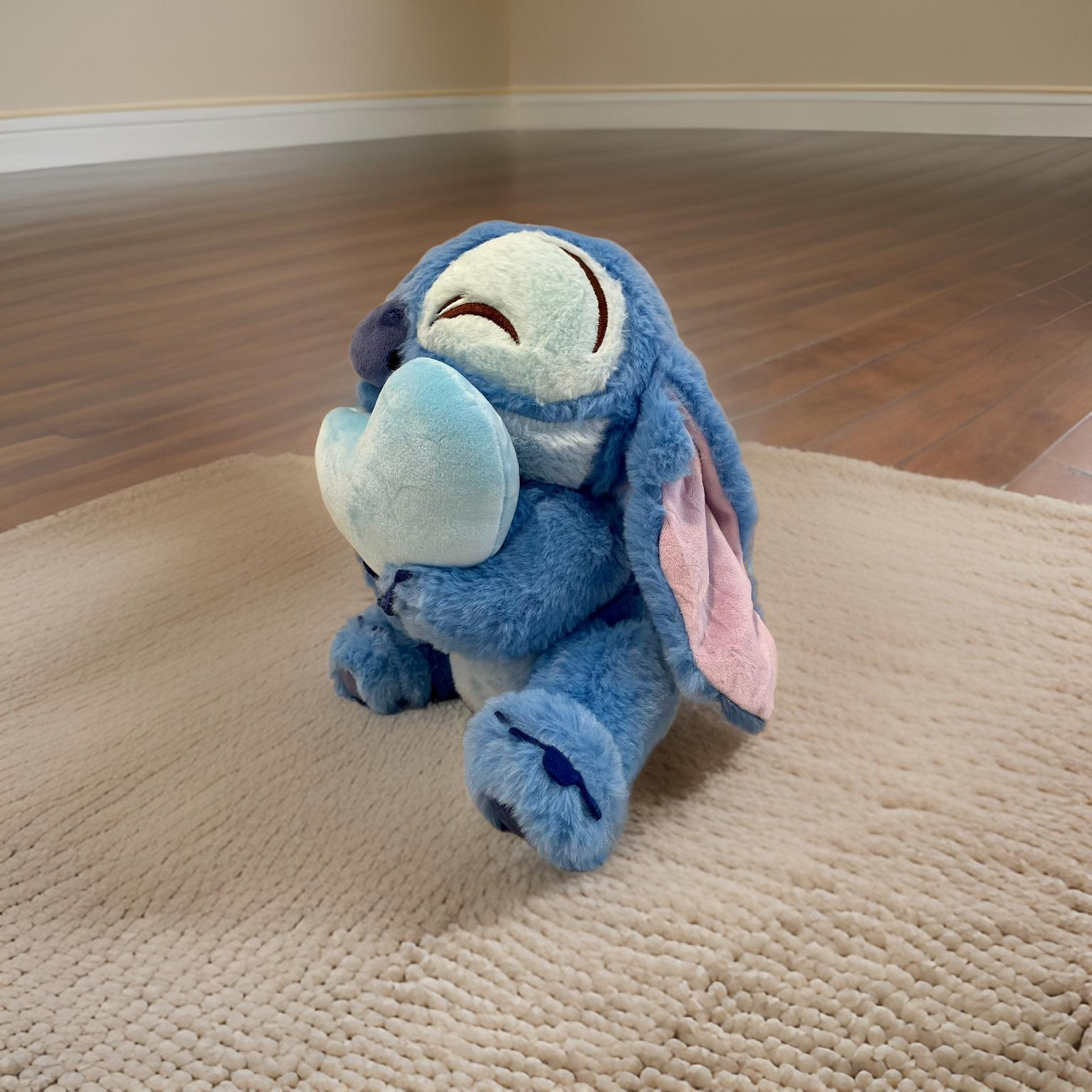 Douceur de peluches / Peluche Disney Stitch enserrant un coeur