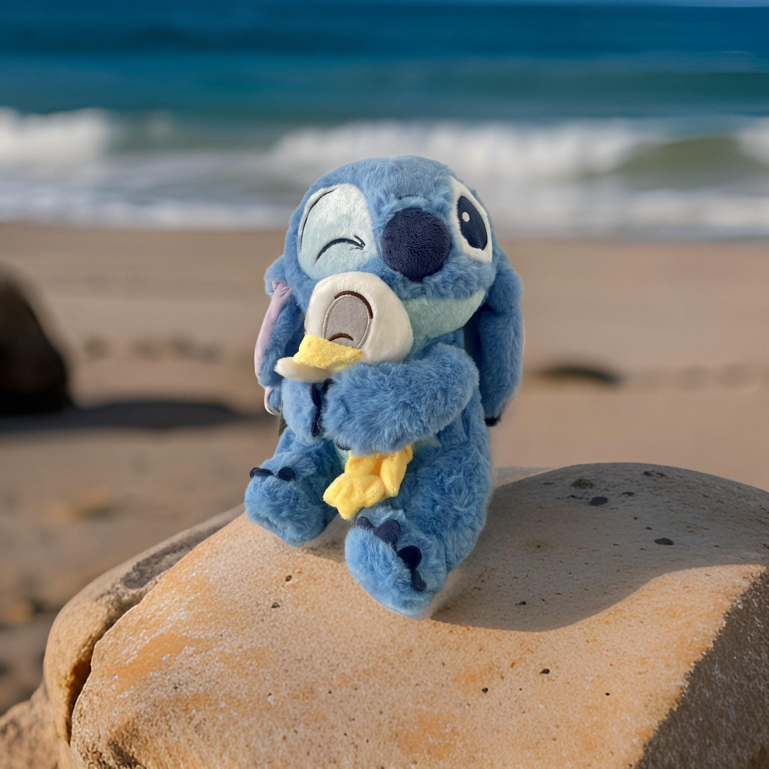 Douceur de peluches / Peluche Disney Stitch enserrant Doland