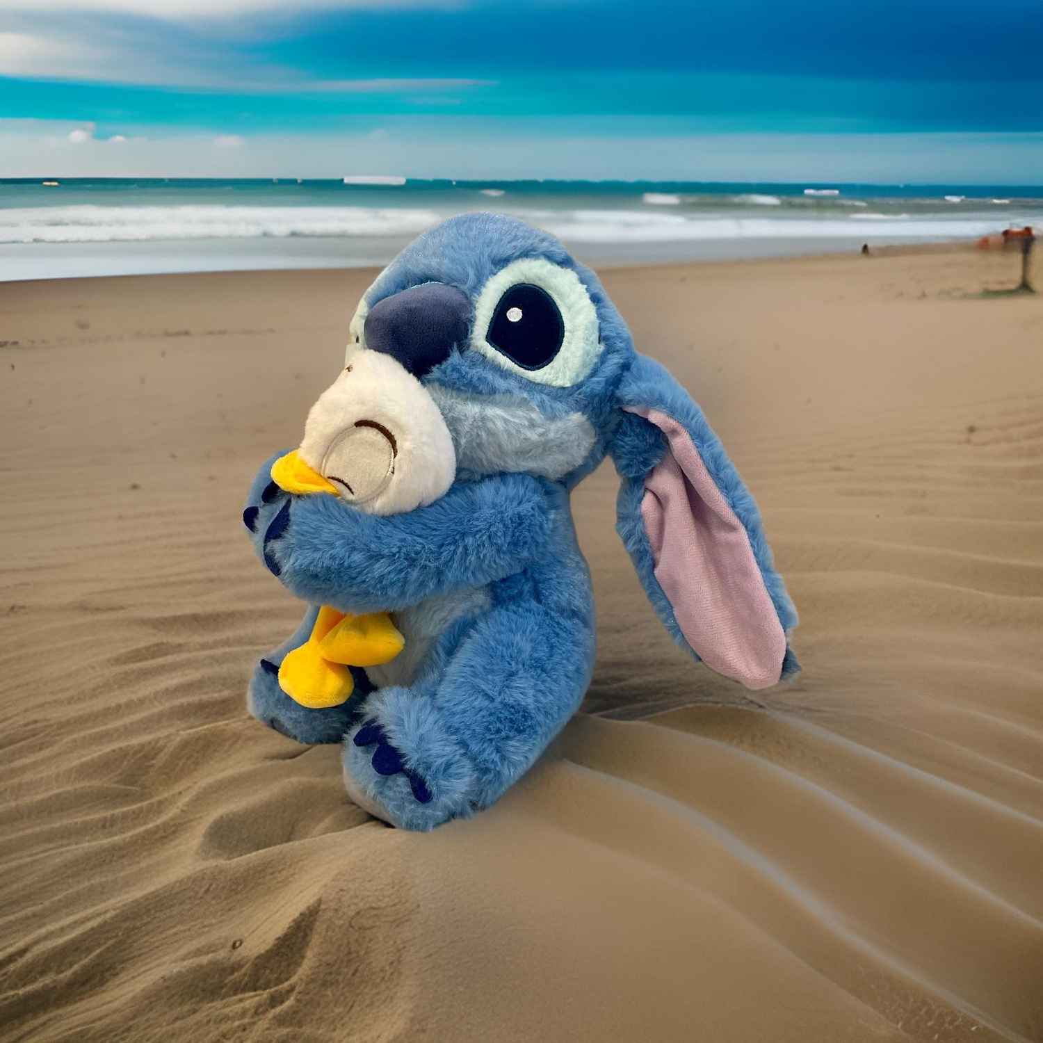 Douceur de peluches / Peluche Disney Stitch enserrant Doland